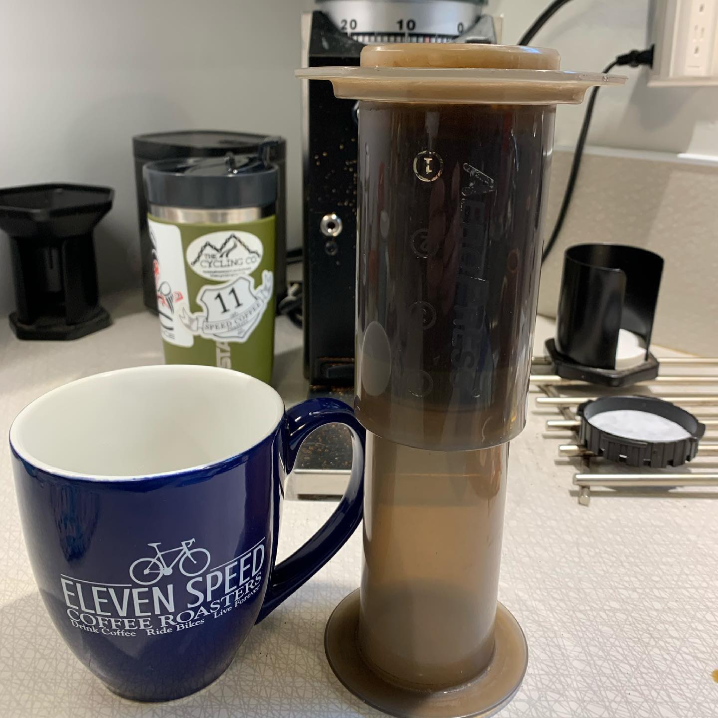 Does matching the mug to the beans magically make coffee taste better? I’ll find out shortly. #coffee #yyjcoffee #elevenspeedcoffee